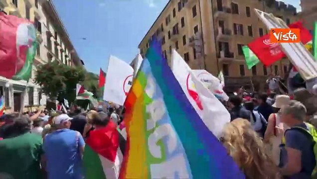 Stop al massacro. Basta complicità , la scritta sullo striscione che apre il corteo pro Gaza a Roma