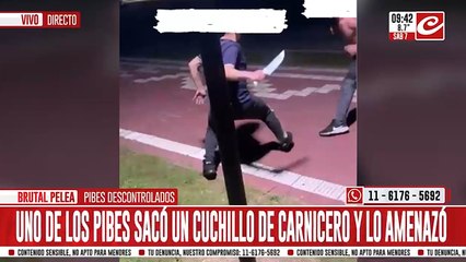 Tremendo: jóvenes se pelearon a cuchillazos limpios en plena vía pública