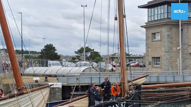 Jubilé des Old Gaffers à Saint-Malo : les vieux gréements entrent dans l'écluse du Naye