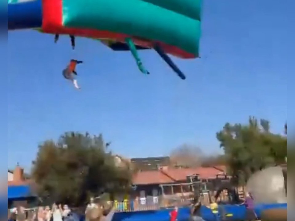 Horror beim Schulfest: Windböe reißt Hüpfburg samt Kindern in die Luft