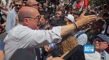 Zingaretti nella ressa dei cronisti al corteo per Gaza: «Andate indietro»
