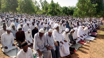 Watch Video: एक दूसरे के गले लगकर दी ईद की मुबारकबाद