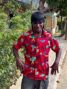 Mujer vende la ropa de su esposo porque el no da comida El Haitiano Compale