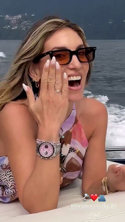 Η πρόταση έγινε: H Οικονομάκου ποζάρει για πρώτη φορά με το μονόπετρο που της χάρισε ο Τσερέλα