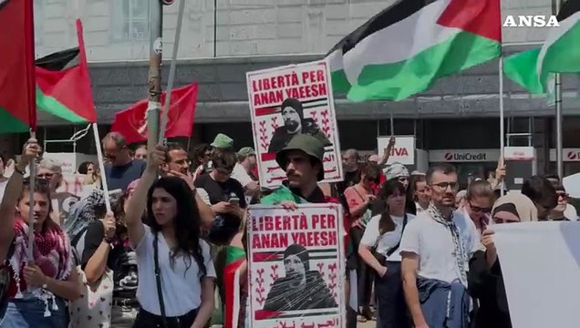 Pro Palestina a Milano, il corteo viene bloccato dalle forze dell'ordine