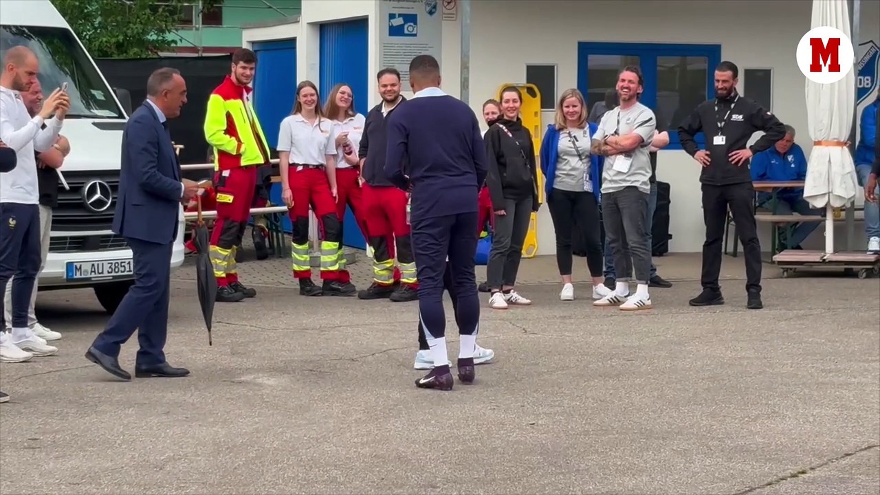 Mbappé apadrina a Cherki
