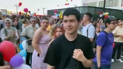 İzmir’de binlerce balon 6 yaşındaki Erhan ve arkadaşları için uçuruldu