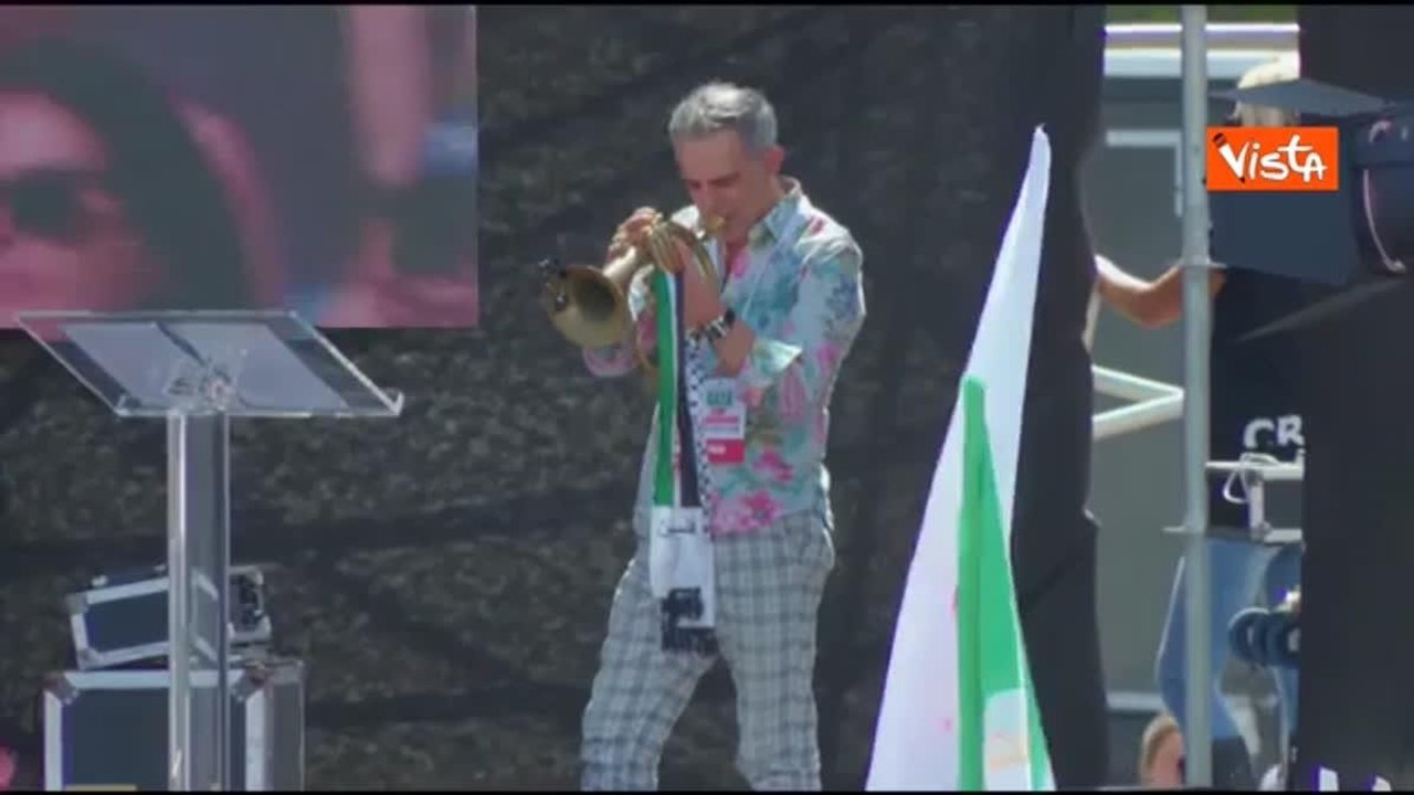Paolo Fresu suona la tromba alla manifestazione pro Gaza a Roma, nella mano la bandiera palestinese