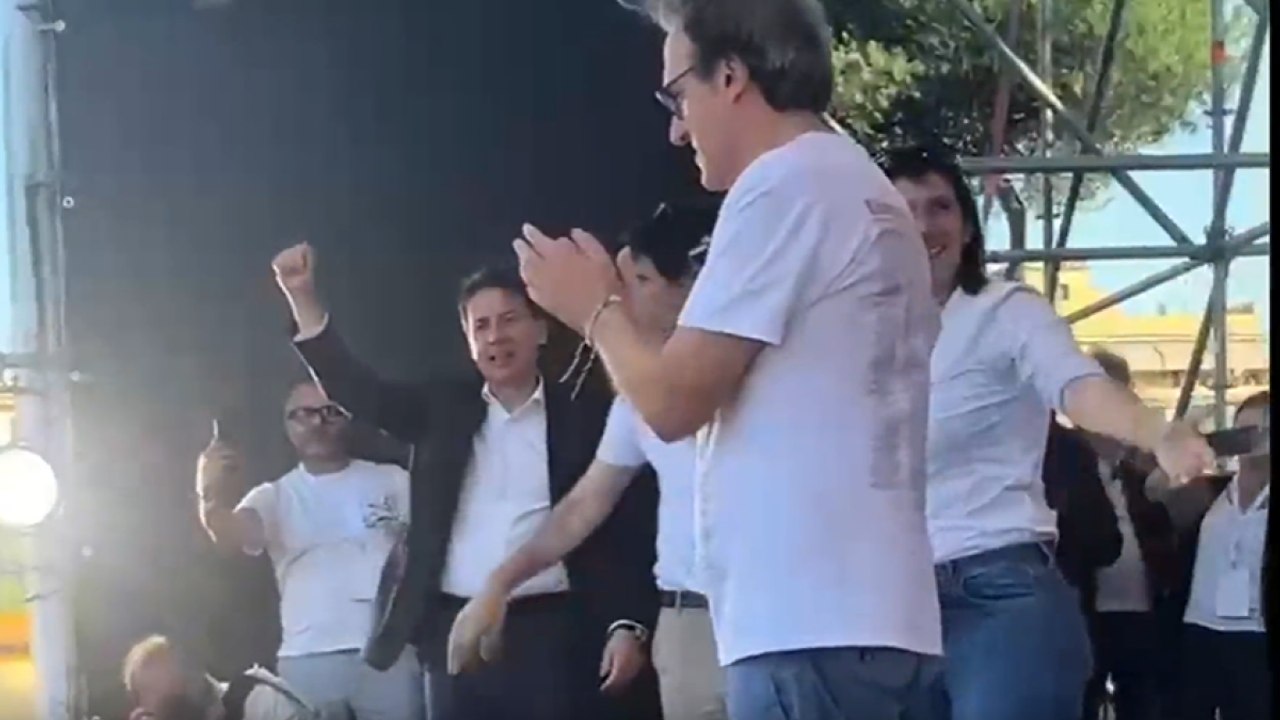 Dal palco di San Giovanni applausi e baci tra Schlein, Fratoianni, Bonelli e Conte. E Fresu suona "Bella ciao"