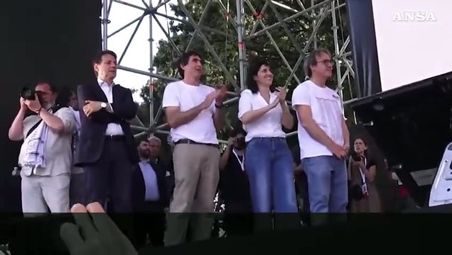 Corteo per Gaza, i leader cantano Bella ciao e invitano al voto