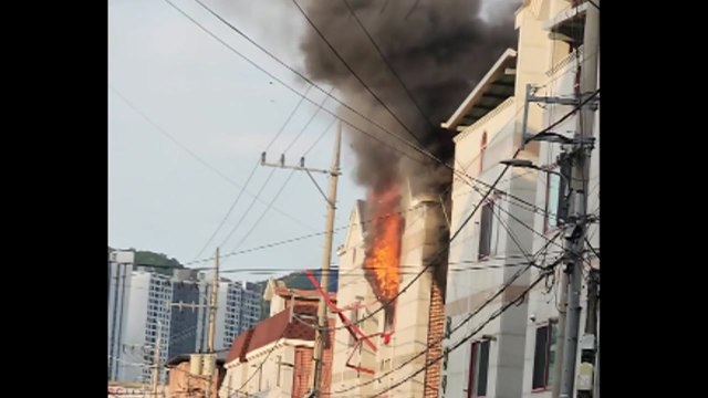 경북 구미 다가구주택에서 가스폭발 추정 화재...1명 숨져 / YTN