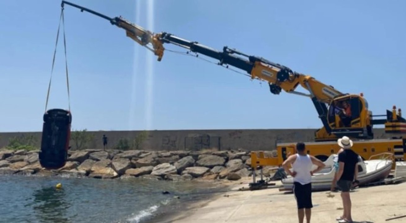 El frenini çekmeyi unuttu, otomobili kayalıklardan denize uçtu