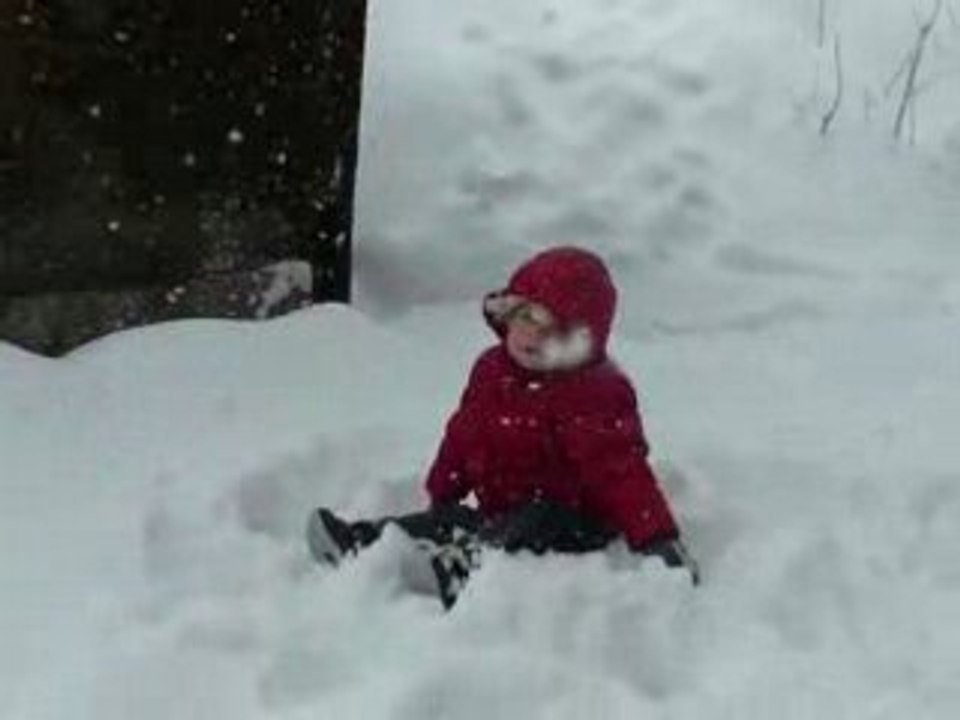 Axel 15mois joue neige