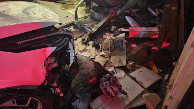 거제서 SUV가 상가로 돌진...1명 숨지고 2명 다쳐 / YTN