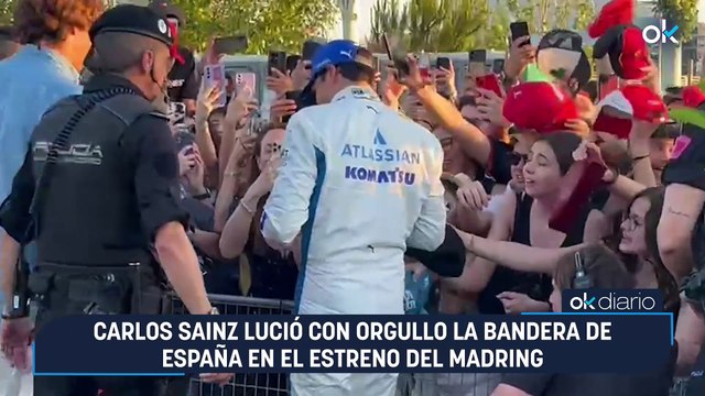 Carlos Sainz lució con orgullo la bandera de España en el estreno del Madring