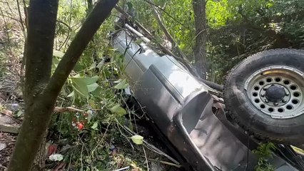 Vehículo cae a barranco en colonia de San Pedro