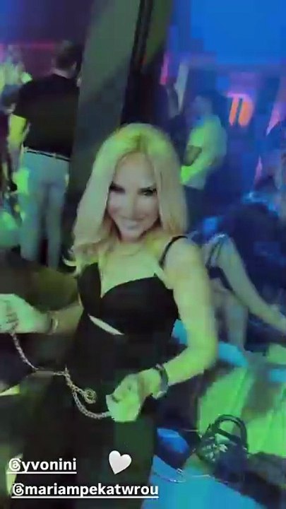 Υβόννη Μπόσνιακ: Ξυπόλυτη στην πίστα! Το ξέφρεν...