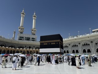 Yüz binlerce hacı, bayramın ikinci gününde de şeytan taşladı!