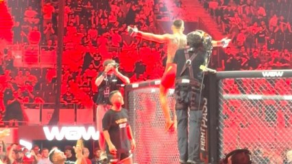 La celebración de Hecher Sosa junto a su padre tras su victoria en WOW 20