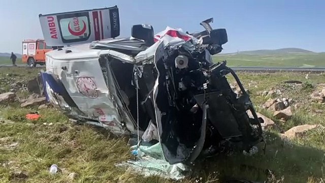 Kars’ta ambulans şarampole yuvarlandı: 4 sağlık görevlisi yaralandı