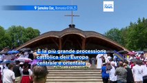 Migliaia di pellegrini osservano la tradizionale Pentecoste a Șumuleu Ciuc in Romania