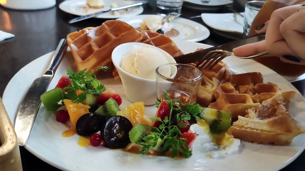 Τι σημαίνει a la carte πρωινό;