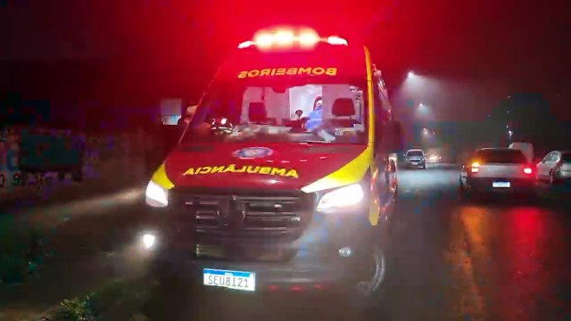 Após colisão entre carros, motoristas somem e deixam passageiros feridos na Rua Maracaí