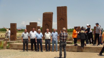 “Dünyanın en büyük Türk-İslam Mezarlığı”: Bayram tatilinde de turistlerin rotasında