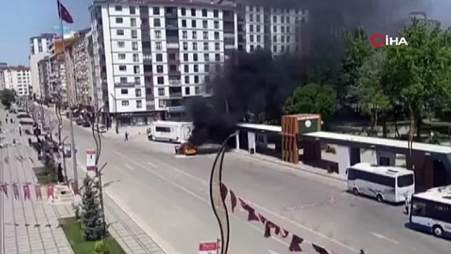 Ticari araç alev topuna döndü: Çakmağı çakmasıyla patlaması bir oldu!
