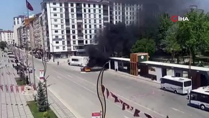 Ticari araç alev topuna döndü: Çakmağı çakmasıyla patlaması bir oldu!