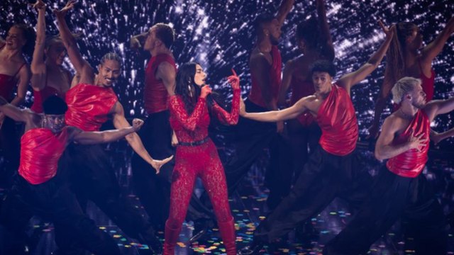 Dua Lipa a Milano, l'omaggio a sorpresa a Raffaella Carrà a Milano. I 70 mila cantano: «A far l'amore comincia tu»