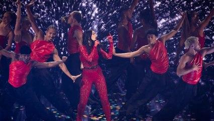 Dua Lipa a Milano, l'omaggio a sorpresa a Raffaella Carrà a Milano. I 70 mila cantano: «A far l'amore comincia tu»