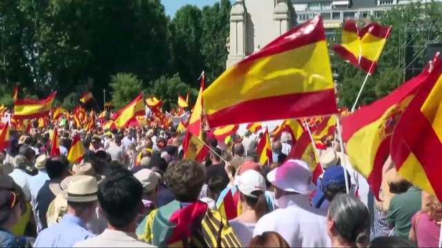 Feijóo llama a los españoles a rebelarse y el PP cifra en más de 100.000 los asistentes
