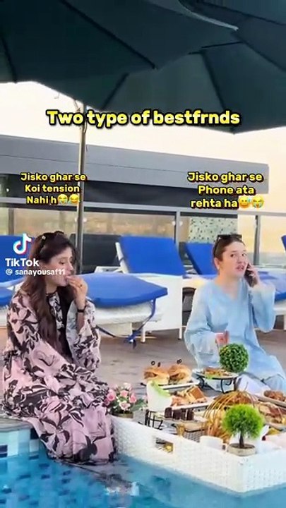 Sana Yousaf enjoying her food in Water