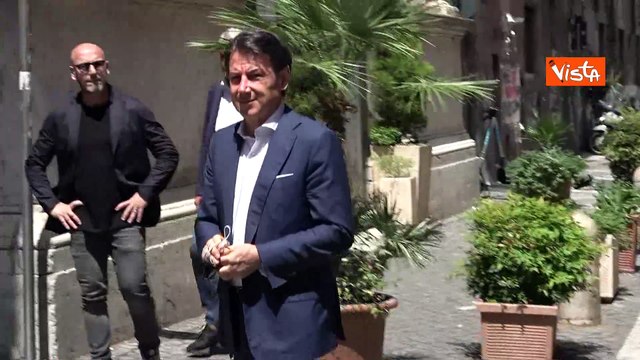 Referendum 8 e 9 giugno, Giuseppe Conte arriva al seggio per votare