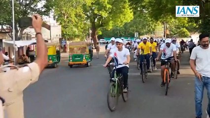 Railway के अधिकारियों ने साइकिल चलाकर दिया फिट रहने का संदेश