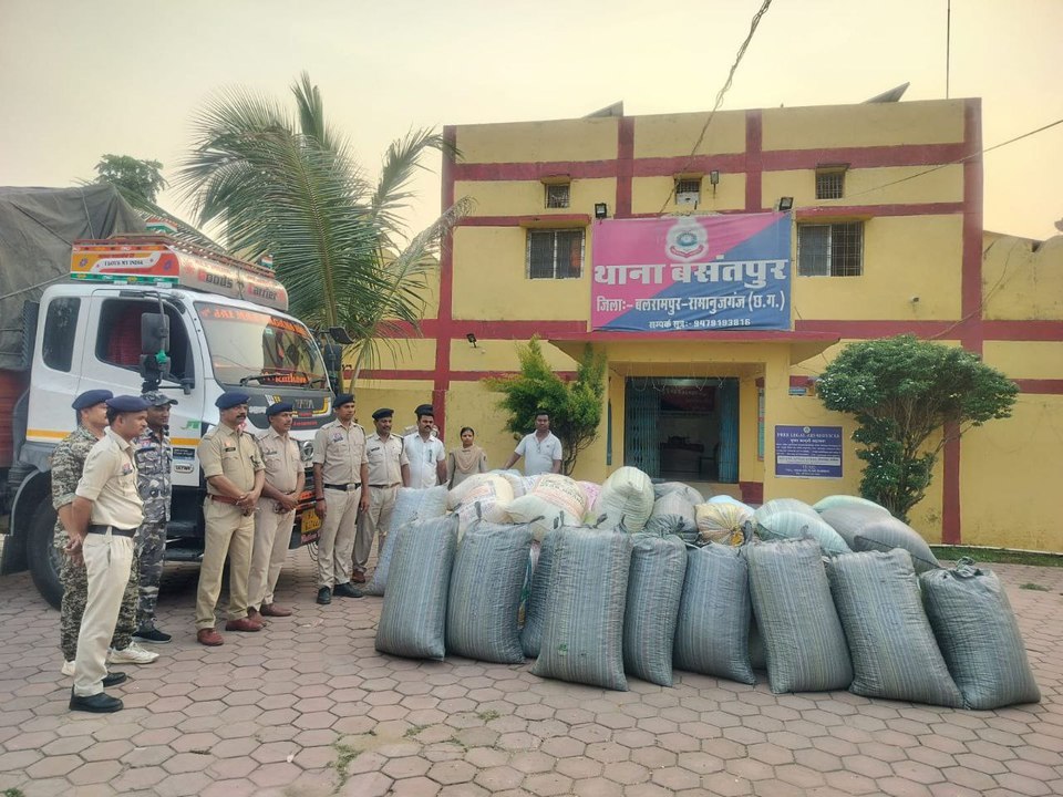 DODA smuggling: छत्तीसगढ़-यूपी बॉर्डर पर पुलिस ने ली ट्रक की तलाशी, निकला 14.44 क्विंटल डोडा, कीमत है 1.30 करोड़ रुपए