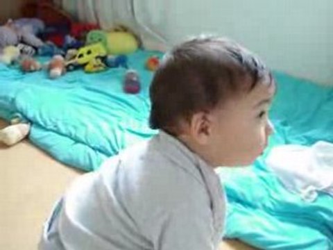 enfant attiré par la récitation machALLAH