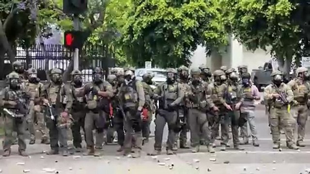 Manifestantes bloquean operativo de ICE y CBP tras una redada