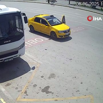 Elazığ'da yolcu bekleyen bir ticari taksi sürücüsü, araçta çakmağı çakması ile otomobil bir anda alev topuna döndü. Aracın bir anda alev alması ve sürücünün alevlerin arasından saniyelerle kurtulması kameralara yansıdı.
