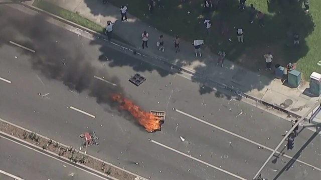 미국 LA 불법체류 단속에 이틀째 대규모 반대 시위 / YTN