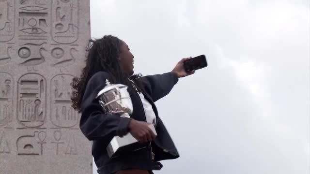 Roland-Garros - Le bain de foule de Gauff à Paris après son sacre
