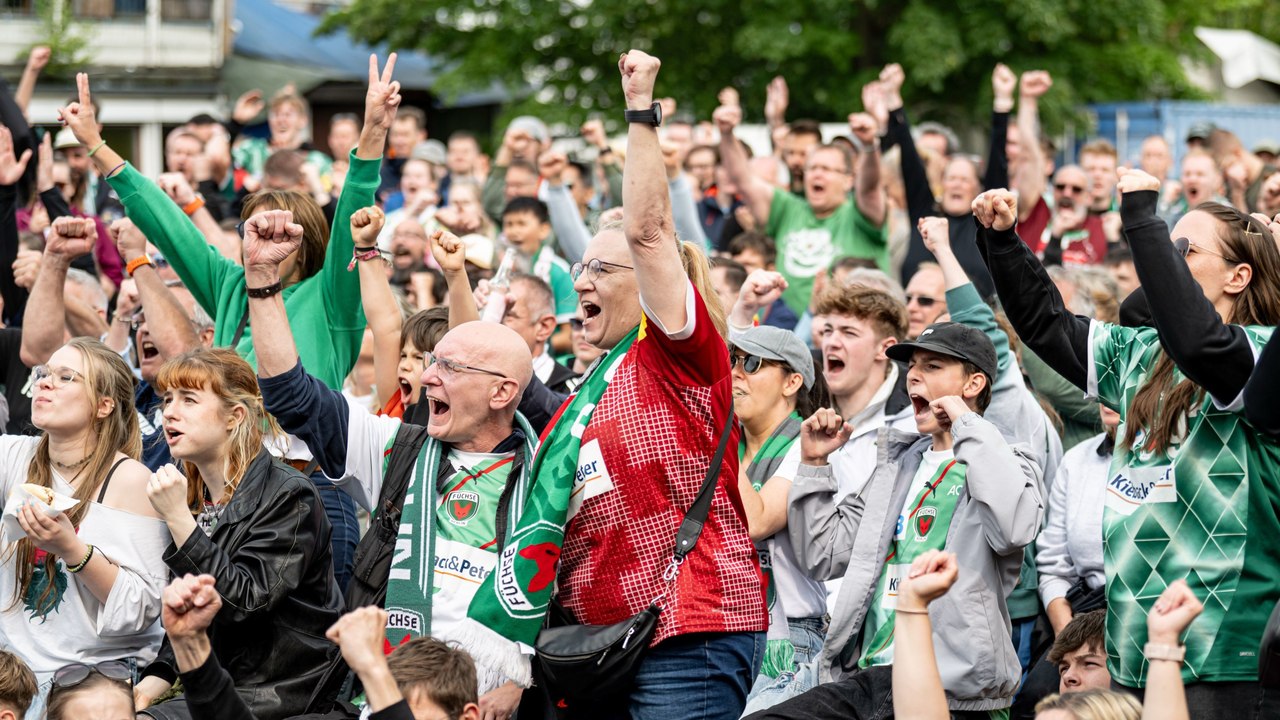 Meisterparty in Berlin: Füchse-Fans feiern beim Public Viewing
