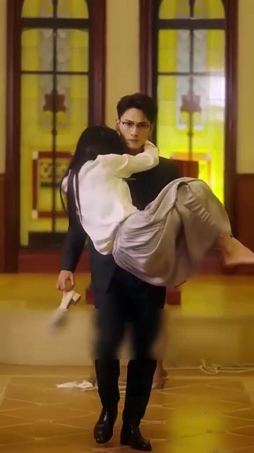  Di umur 19 tahun aku dipaksa menikah dengan ceo yang kejam tapi dia malah memanjakanku!drama china full eps sub indo 