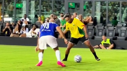 Ronaldinho Umilia il Bodyguard di Messi in Un'Amichevole 🎉