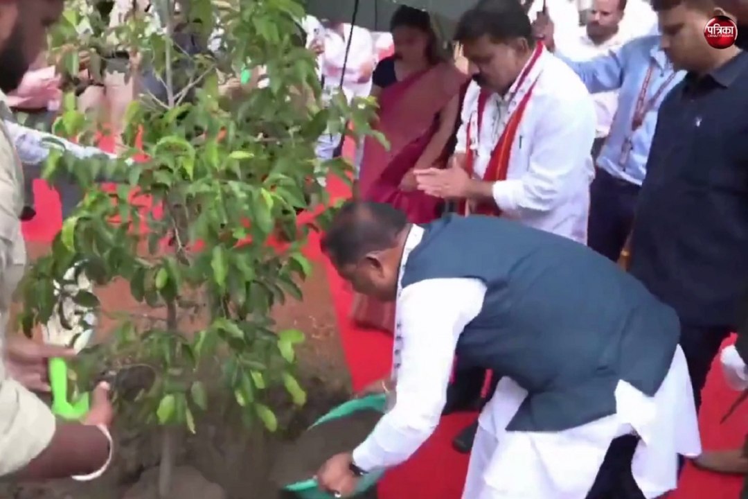 IIM रायपुर में CM साय ने सुशासन व हरित भविष्य का प्रतीक पौधा लगाया