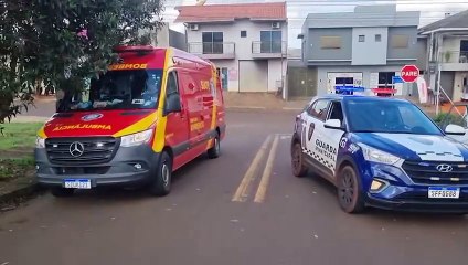 Jovem empina moto na frente da viatura, foge de abordagem da GM e sofre queda