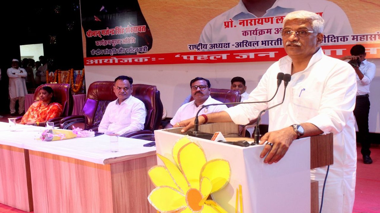 वर्तमान परिवेश के अनुसार स्वयं को बदलें युवा- गजेन्द्र सिंह