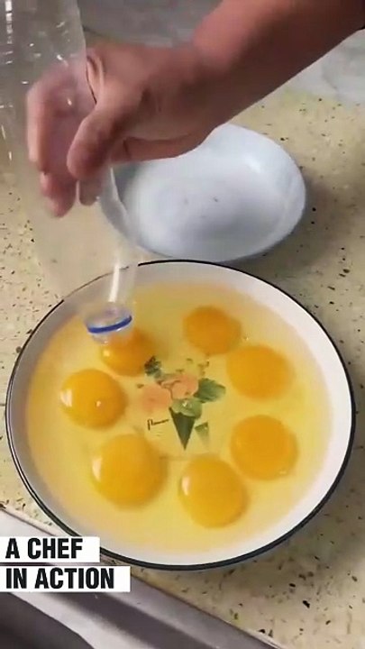 A professional separating egg whites and yolks!.hd