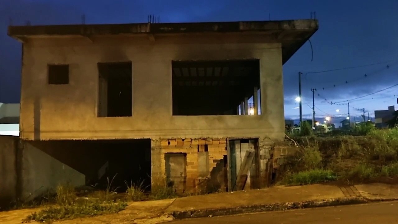 Bombeiros combatem incêndio em imóvel no Bairro Cascavel Velho